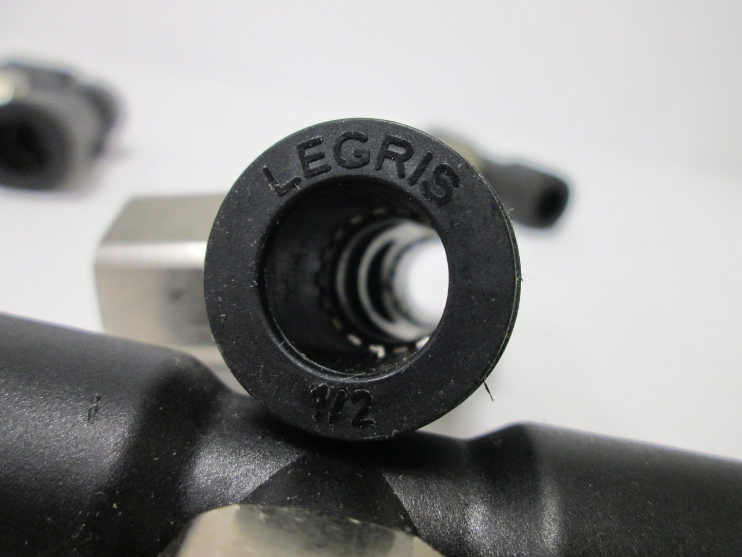 New Lot of 6 Legis Tees, 1/2" Tube Inline to Female 3/8" NPT Connection