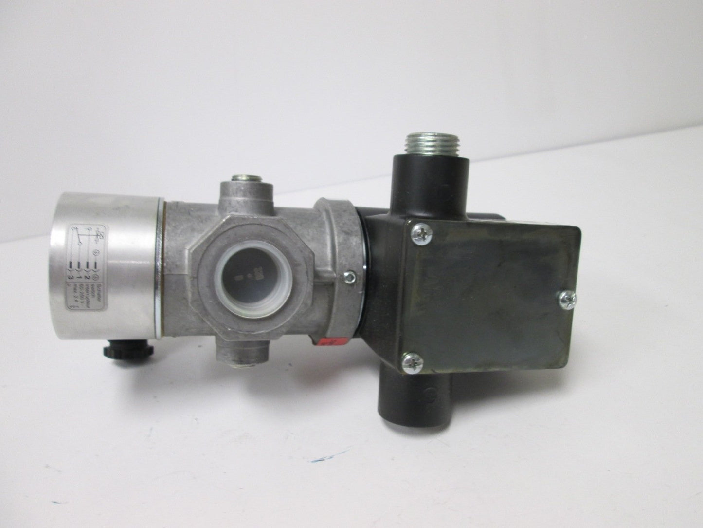 Used Kromschroder VAN 20 N02-NS92 Solenoid Valve, Coil: 120VAC 31W 50/60Hz, 2psi