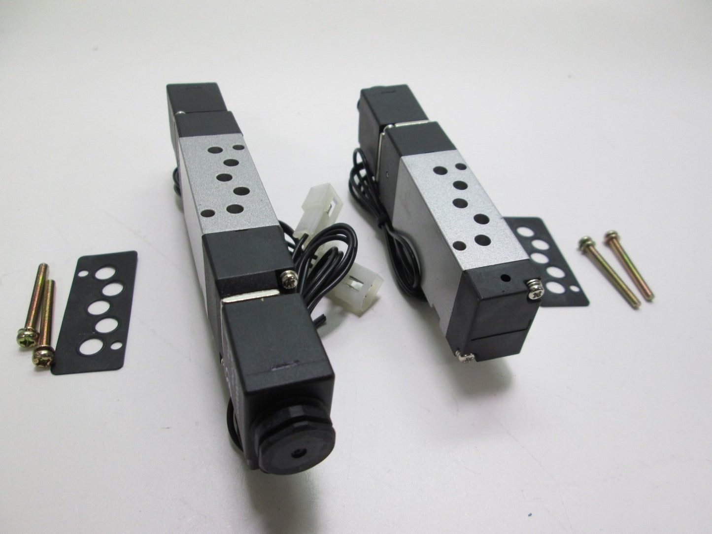 New – Open box Lot of 612000253 Dual and Single Solenoid Pneumatic Valves 24VDC 2.4W w/ Gasket