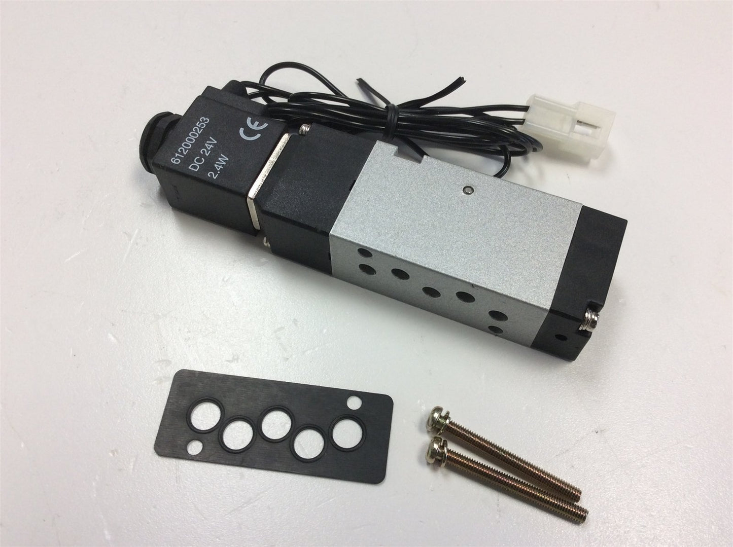 New – Open box Lot of 612000253 Dual and Single Solenoid Pneumatic Valves 24VDC 2.4W w/ Gasket