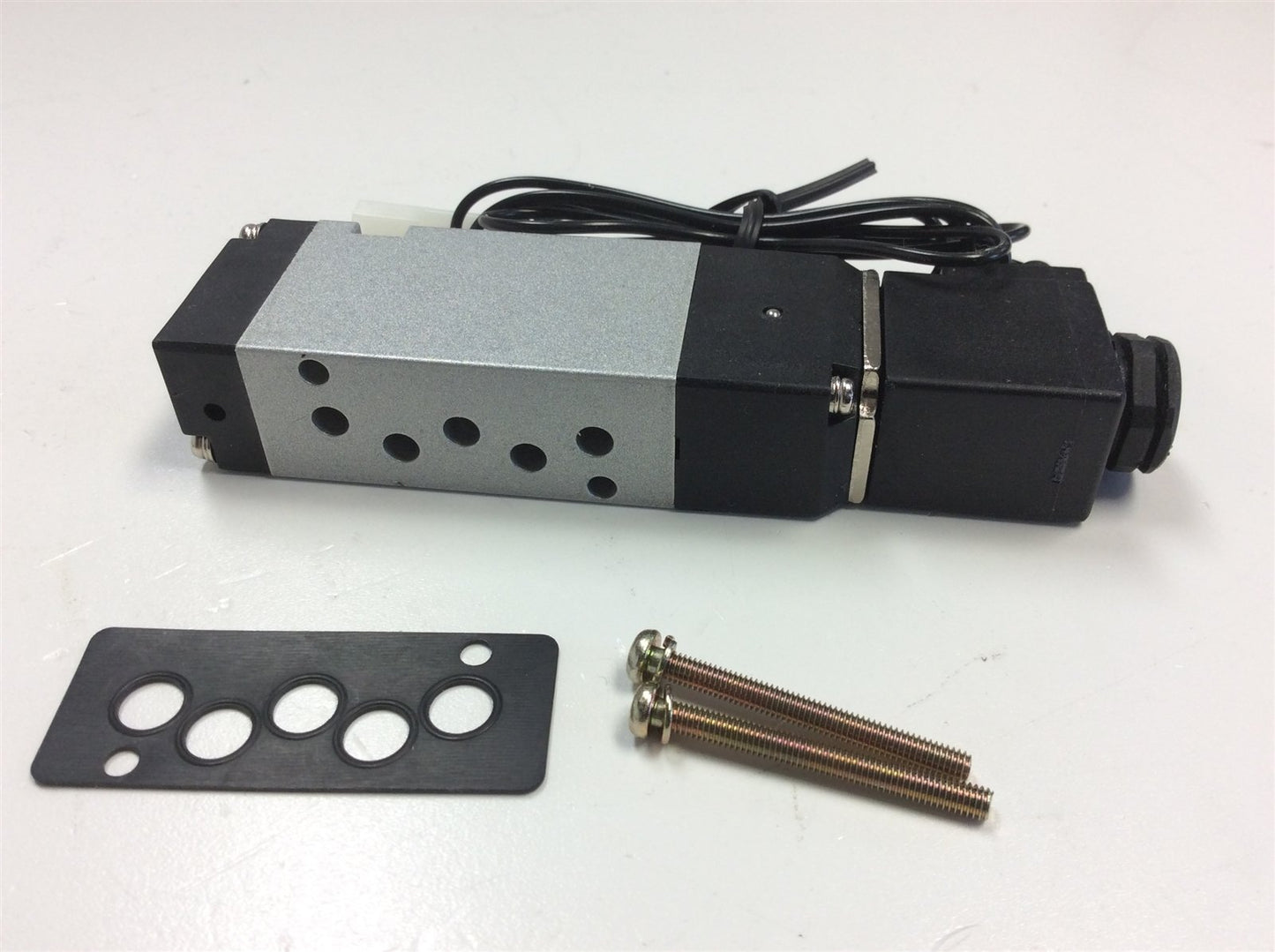 New – Open box Lot of 612000253 Dual and Single Solenoid Pneumatic Valves 24VDC 2.4W w/ Gasket