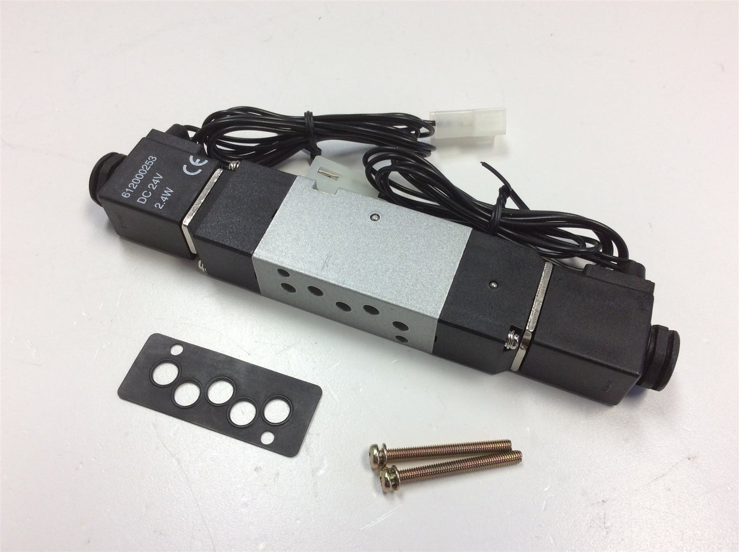 New – Open box Lot of 612000253 Dual and Single Solenoid Pneumatic Valves 24VDC 2.4W w/ Gasket