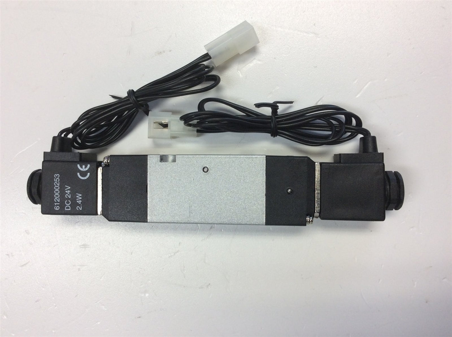 New – Open box Lot of 612000253 Dual and Single Solenoid Pneumatic Valves 24VDC 2.4W w/ Gasket