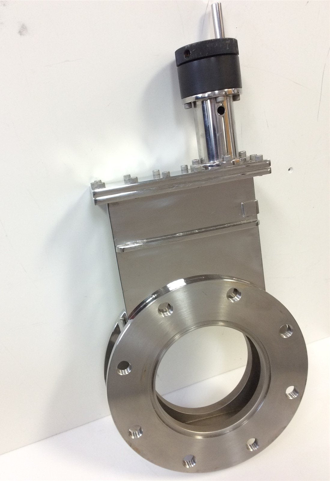 Used Edwards High Vacuum International GVA 060 M Manual Gate Valve 11.00" OD 6.00" ID