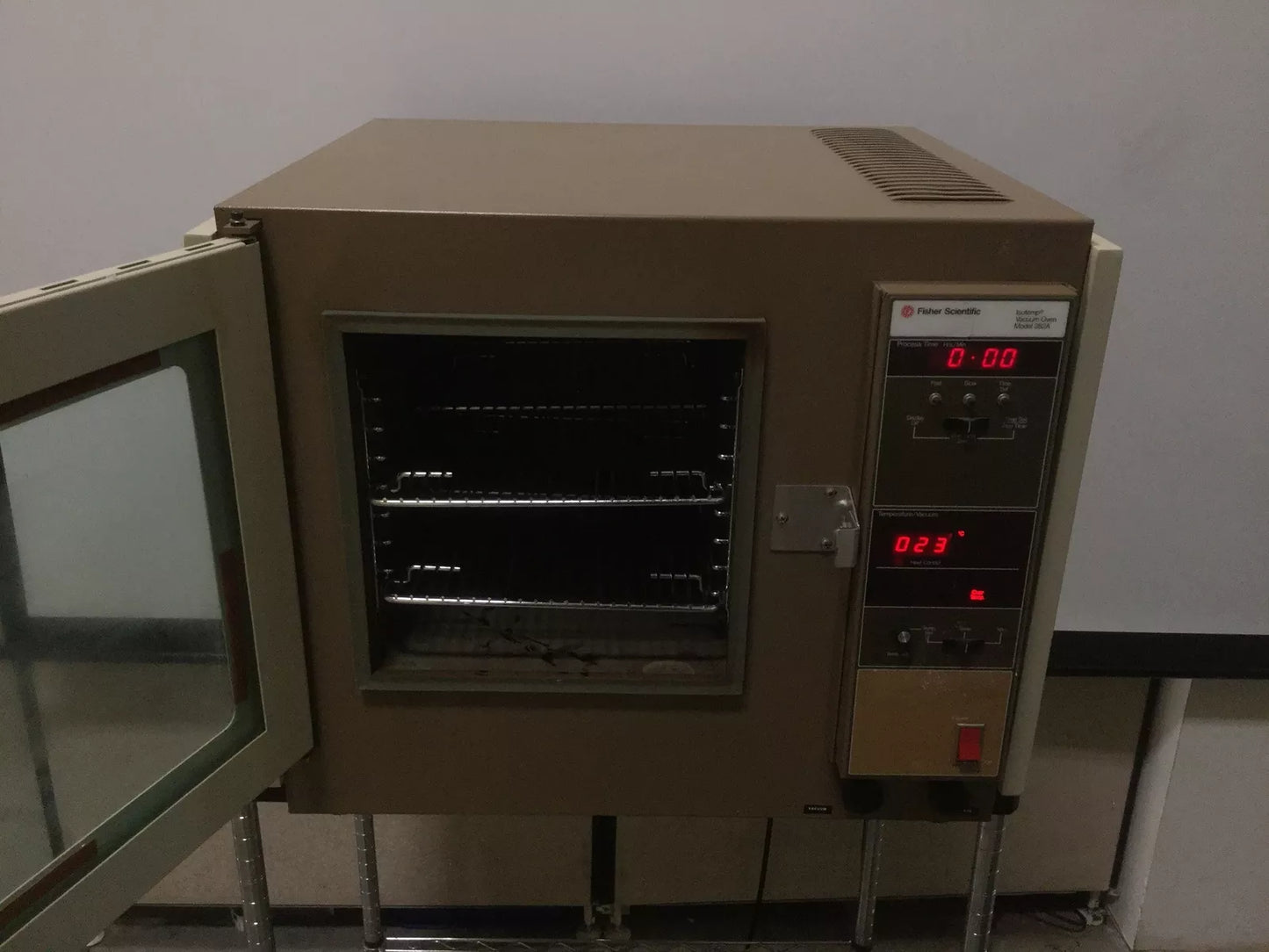 Used Fisher Scientific 282A Isotemp Vacuum Oven 1800W 115VAC 50/60Hz 1.5 cu ft 280°C
